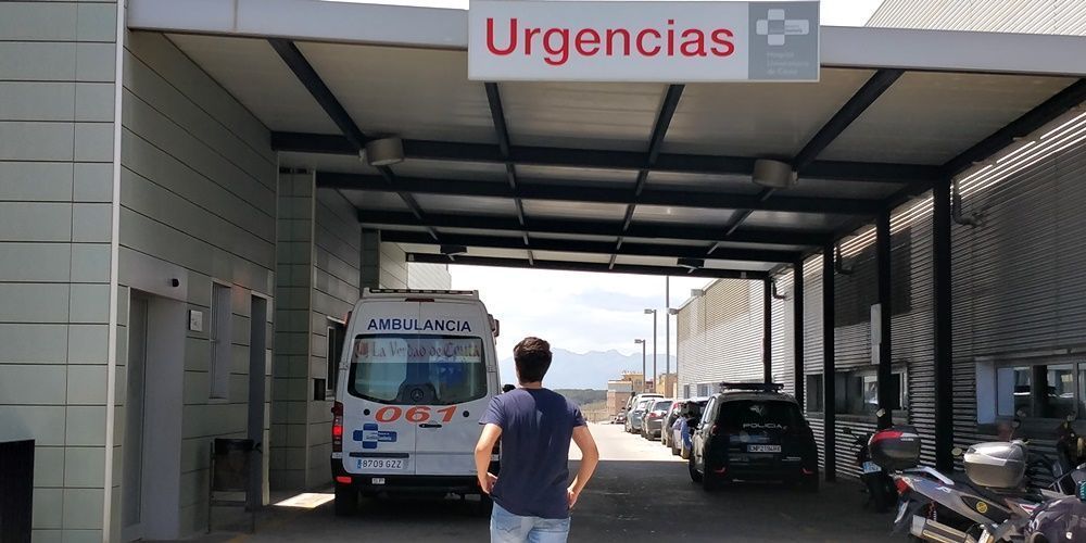 El motorista continúa ingresado en la UCI .