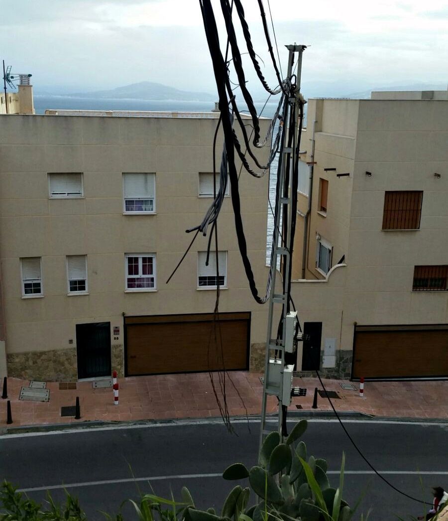 El PSOE lamenta el peligroso estado del cableado eléctrico de la urbanización Monte Hacho.