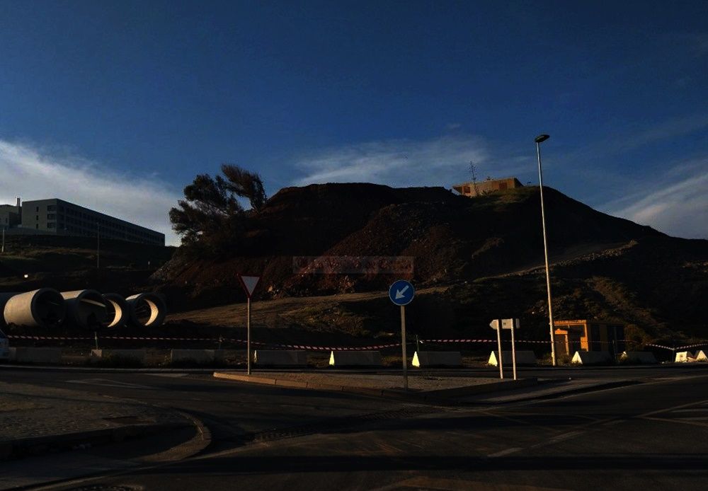 El SEIS sofoca un incendio en la chatarra de Arcos Quebrados con la colaboración de la Policía Local. Archivo