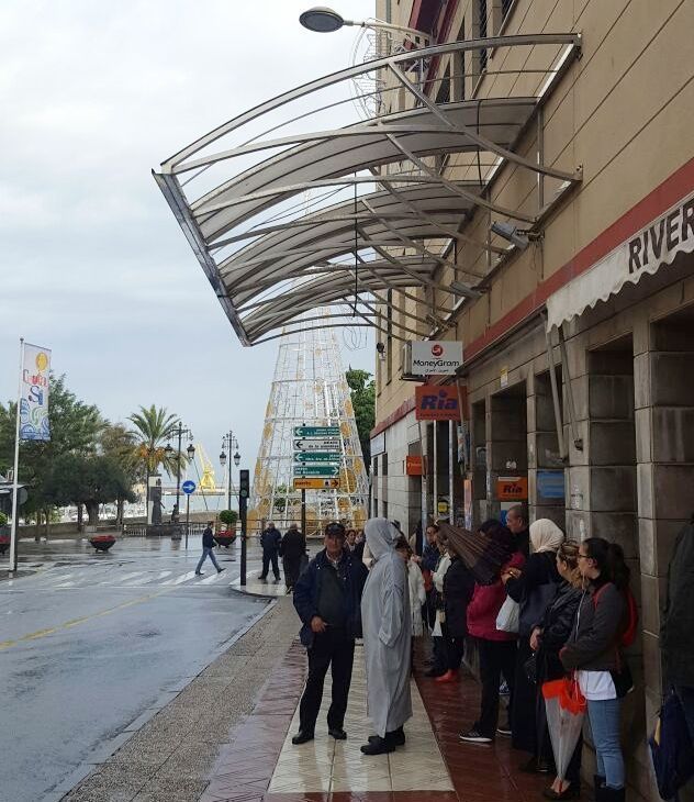 El PSOE denuncia el pésimo estado en el que se encuentran las marquesinas. Foto PSOE