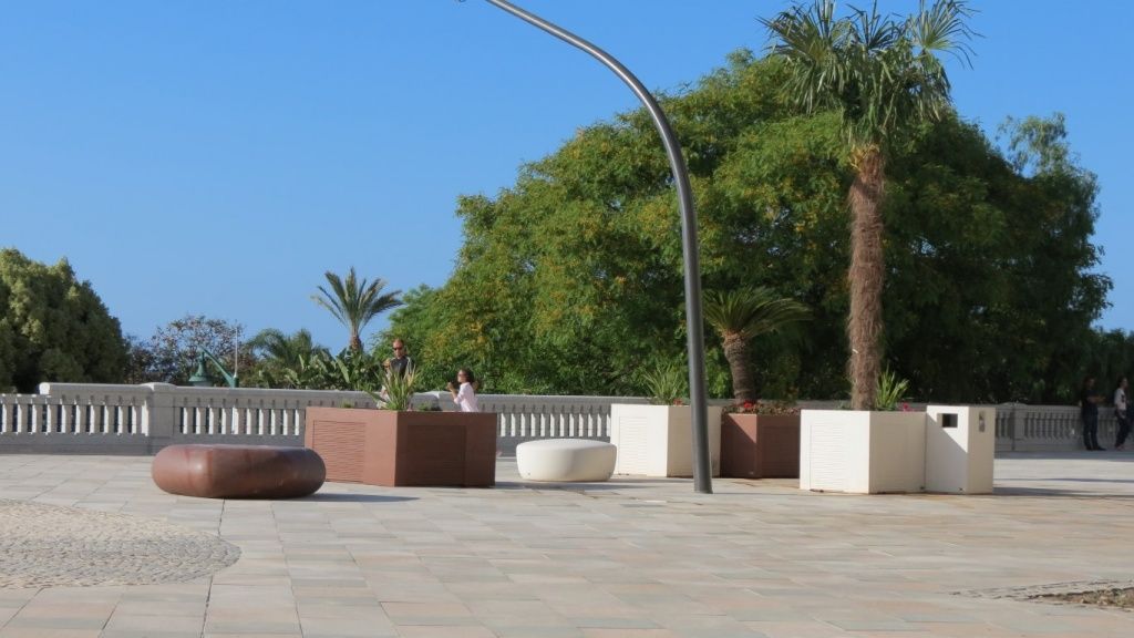 Las dos plazas de garaje están bajo el Paseo de la Marina
