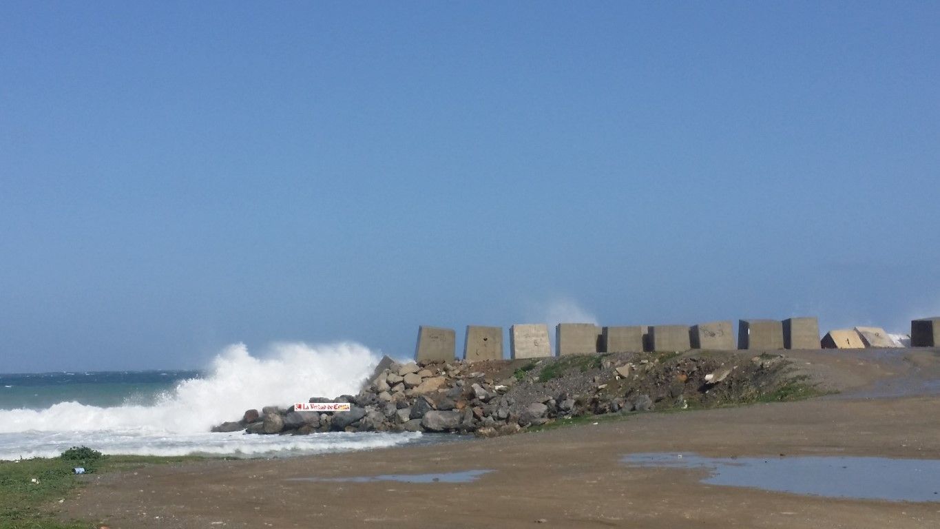 El piloto embarrancó su moto de agua en la playa junto a la desaladora