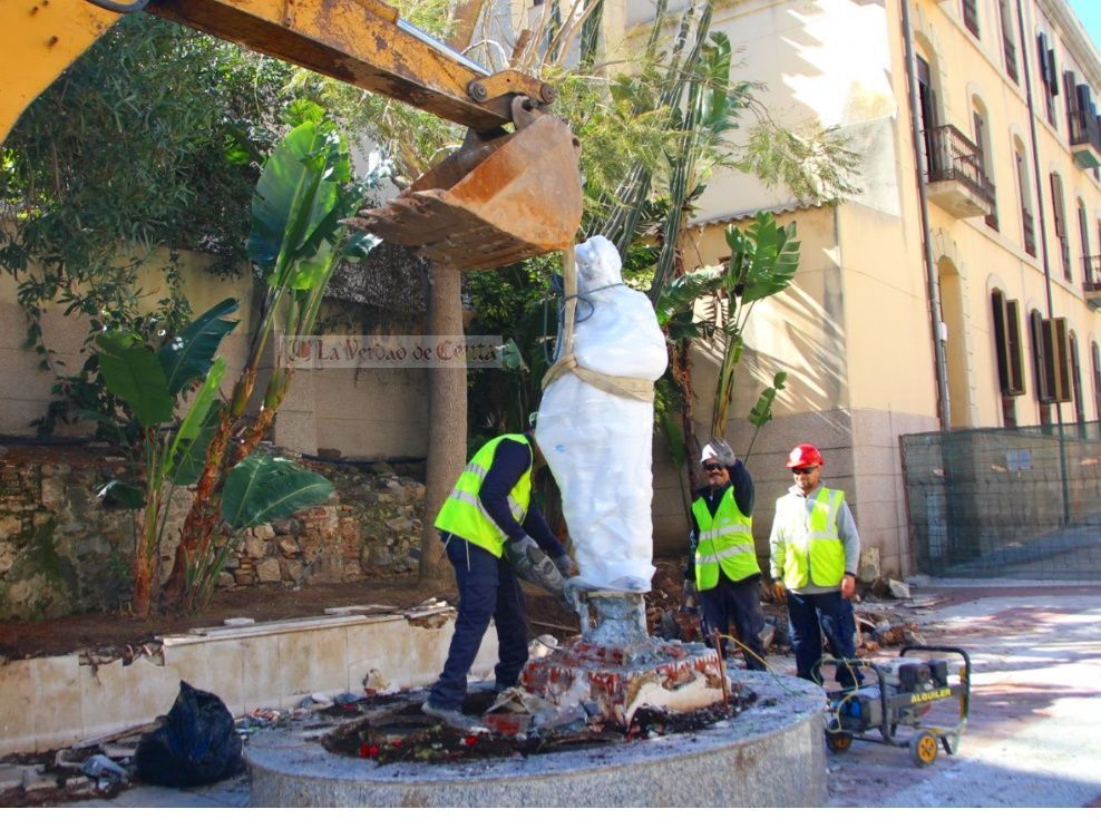 La estatua era retirada por operarios de Tragsa.
