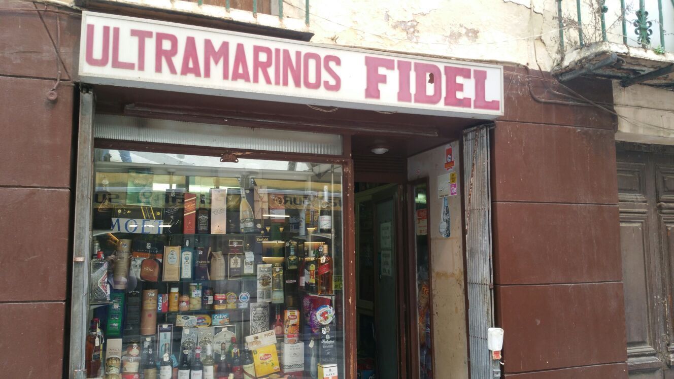 El comercio "Ultramarinos Fidel", en la calle González de la Vega. Foto LVC