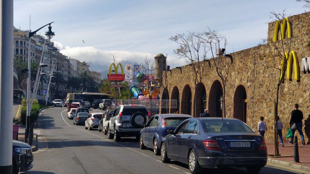 La Cuna de La Legión provoca un auténtico caos circulatorio