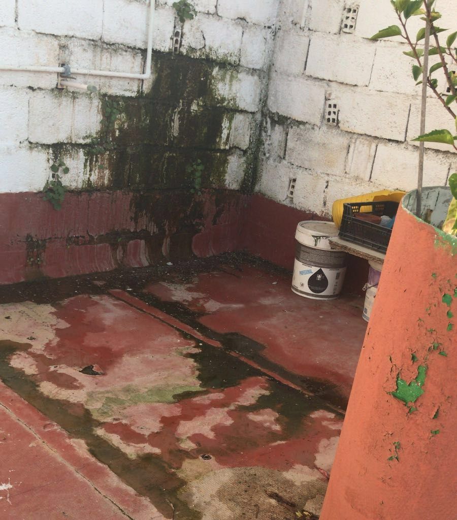 Salida de aguas fecales en el número 137 de la Carretera de servicio.