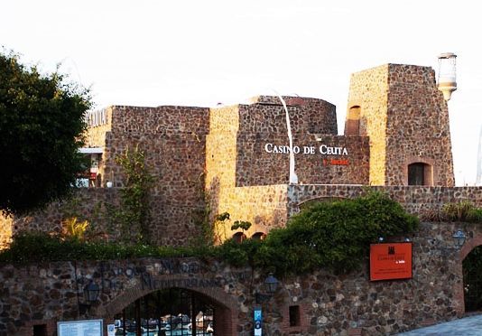Un mena resulta herido tras caer por una claraboya en el Parque Marítimo 