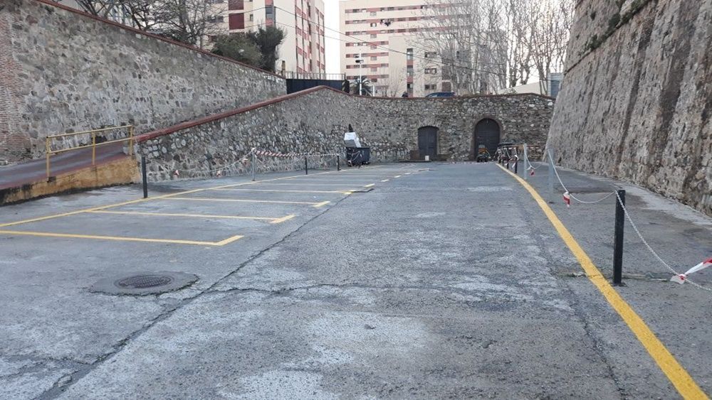 Acotan una zona en las Murallas Reales para su uso como zona de carga y descarga.