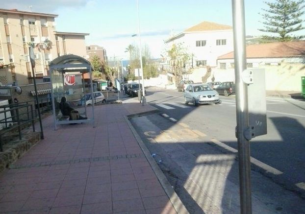 La Ciudad estudiará una parada de autobús para los vecinos del Calamocarro y del Serrallo.