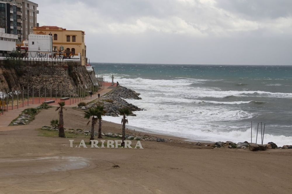 Unos vándalos inutilizan el ascensor de la playa de la Ribera al darle una patada a la puerta