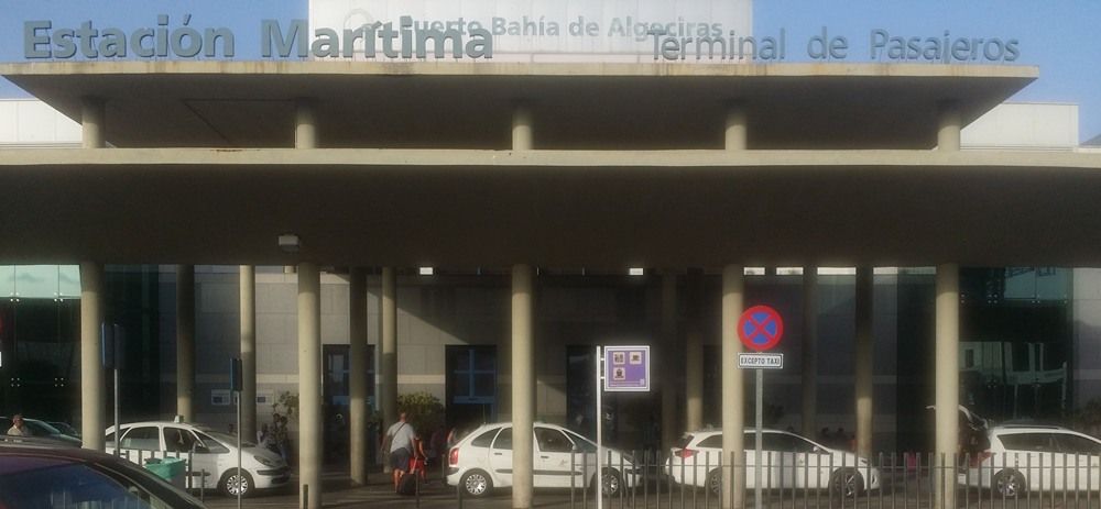 Hallan a tres inmigrantes agonizando en un camión frigorífico en Algeciras