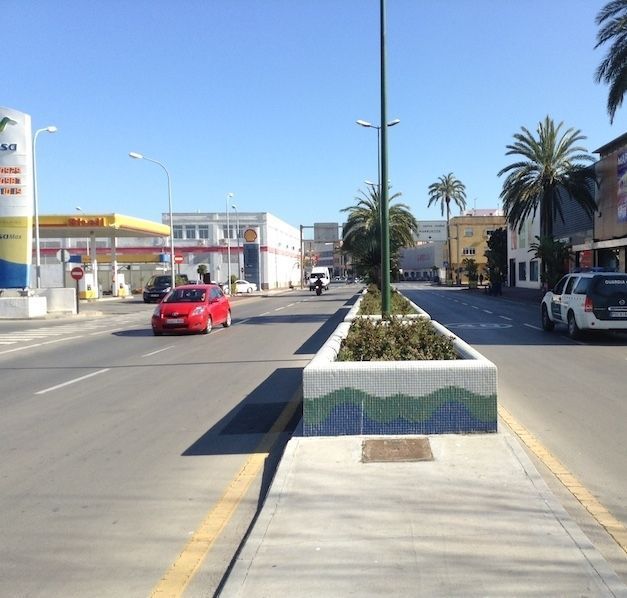 Detenido un inmigrante del CETI por amenazar a la cajera de un supermercado.