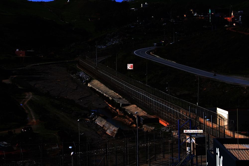 Unos 50 inmigrantes intentan acceder por el Tarajal y la zona próxima del vallado