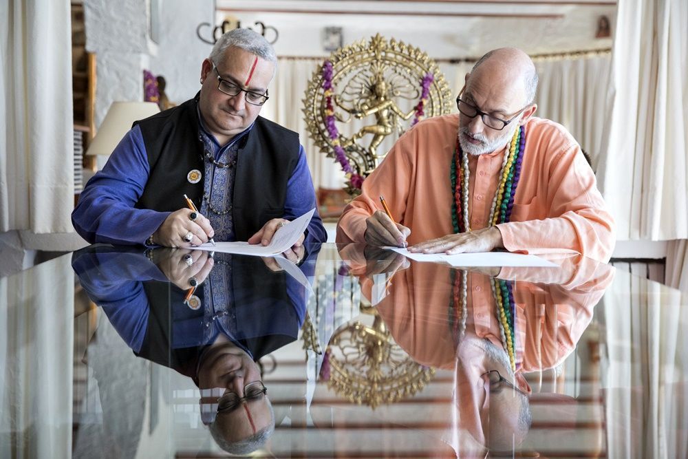 Juan Carlos Ramchandani presidente de la Federación Hindú de España y Swami Rameshwarananda presidente de Fundación Phi. 